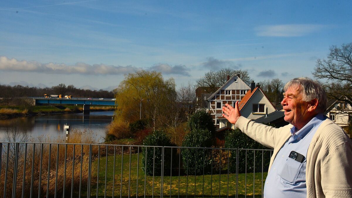 Der Unternehmer Helmut Lührs genießt die Aussicht einer Dachterrasse der Apartment-Anlage an der Oste und in direkter Nähe zur Schwebefähre: Den gebürtigen Lamstedter verbinden auch viele persönliche Erlebnisse mit der Oste-Gemeinde. Foto: Schröder