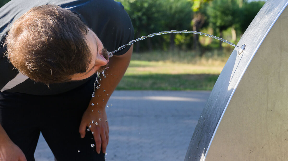 Durstlöscher gesucht: Trotz steigender Temperaturen fehlen im Landkreis Cuxhaven öffentliche Trinkwasserstellen. Foto: dpa/Stratenschulte