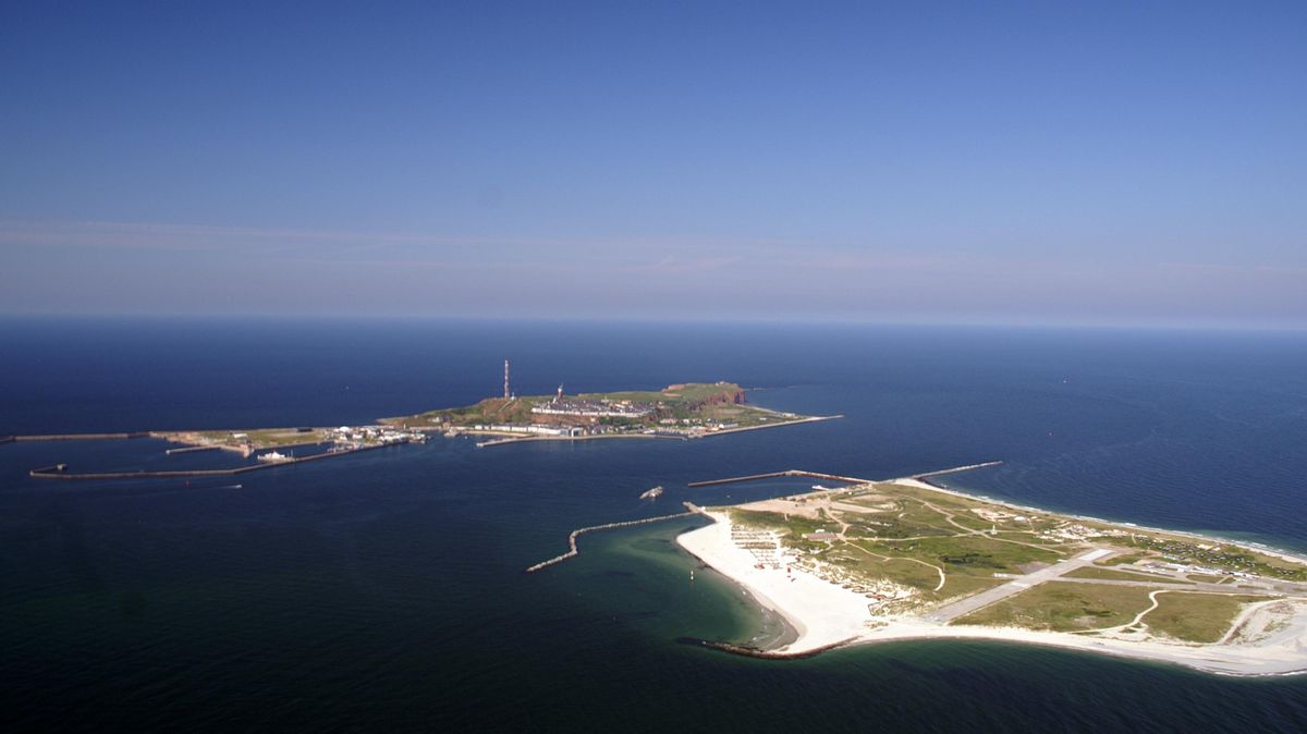 Helgoland besteht heute aus dem einen Quadratkilometer großen, roten Felsen mit Steilküste und der 0,7 Quadratkilometer großen, vorgelagerten Düne. Foto: Richters