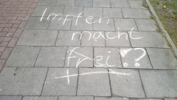 Querdenker beschmieren Fußweg in Cuxhaven mit Anti-Corona-Parolen - und werden ertappt