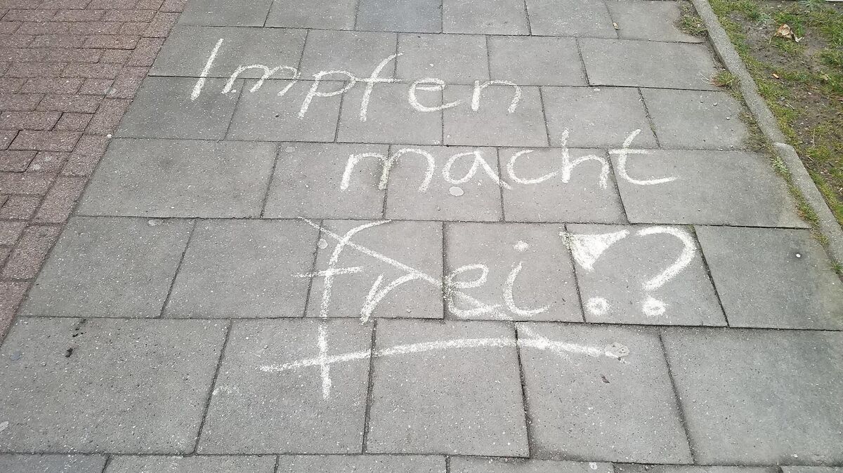Mit corona-kritischen Botschaften wie dieser hatten in der Nacht zu Freitag drei Personen den gesamten Fußweg in der Schulstraße übersät. Die Polizei Cuxhaven hat die drei Personen auf frischer Tat ertappt gehabt. Foto: Käfer