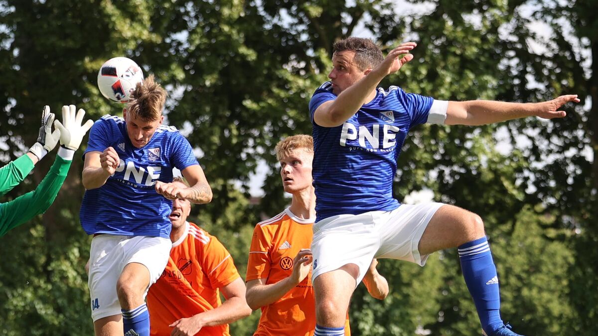 Steffen Rohwedder (l.) erzielte zwei Tore für Eintracht, hatte aber noch mindestens ein weiteres Tor auf dem Fuß. Foto: Lütt