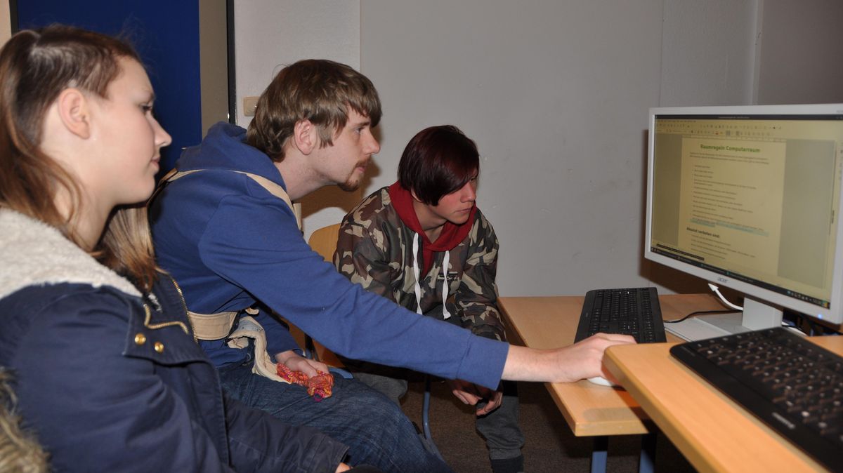 Christian Beckmann (M.) ist (mit seiner Frau) Schulträger der Freien Schule Oberndorf. Hier arbeitet er mit Pia und Friedjoff an den Regeln für den Computerraum.