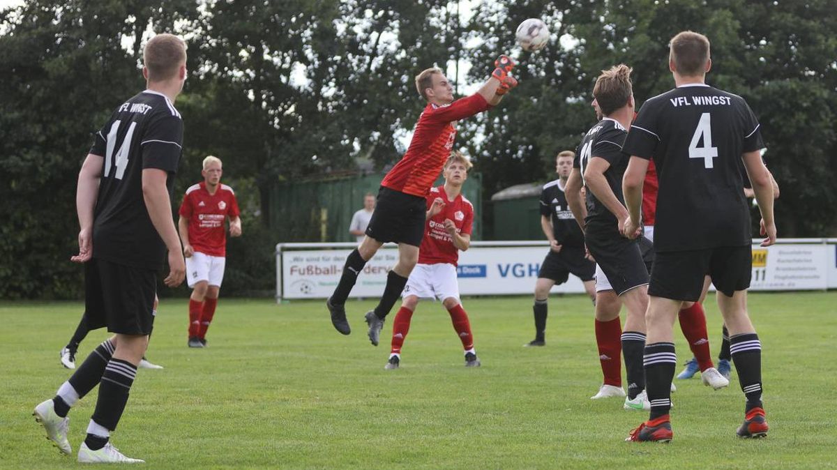 Schon im Pokalspiel gegen die SpVgg Bison hatte Jan-Oliver Blohm, Torhüter des VfL Wingst, jede Menge zu tun. Er will als sicherer Rückhalt dafür sorgen, dass die Wingster den Klassenerhalt in der Kreisliga schaffen.