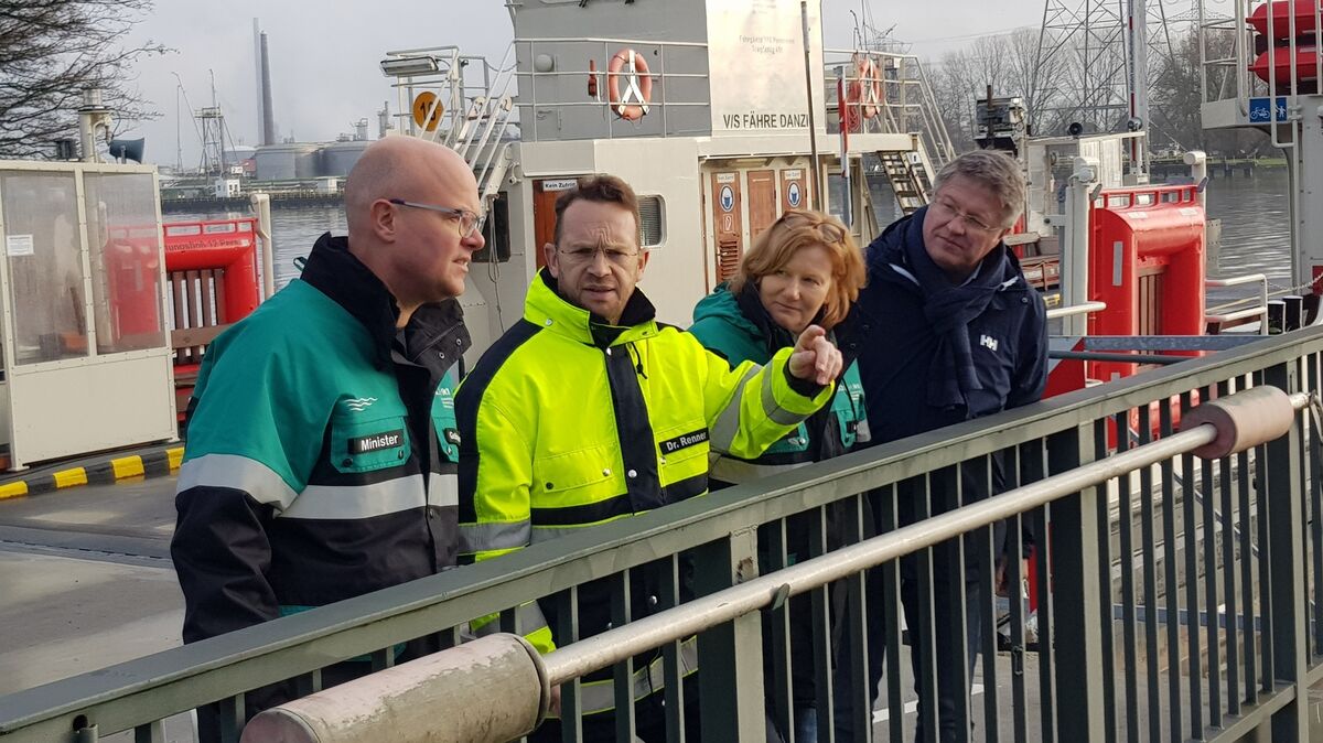 Leiter des Havariekommandos Robby Renner (2.v.l.) bei der Lagebesprechung mit Tobias Goldschmidt (Umweltminister Schleswig-Holstein), Birgit Matelski (Direktorin des Landesbetriebs für Küstenschutz, Nationalpark und Meeresschutz des Landes Schleswig-Holstein) sowie Stefan Mohrdiek (Landrat Kreis Dithmarschen). Foto: Havariekommando
