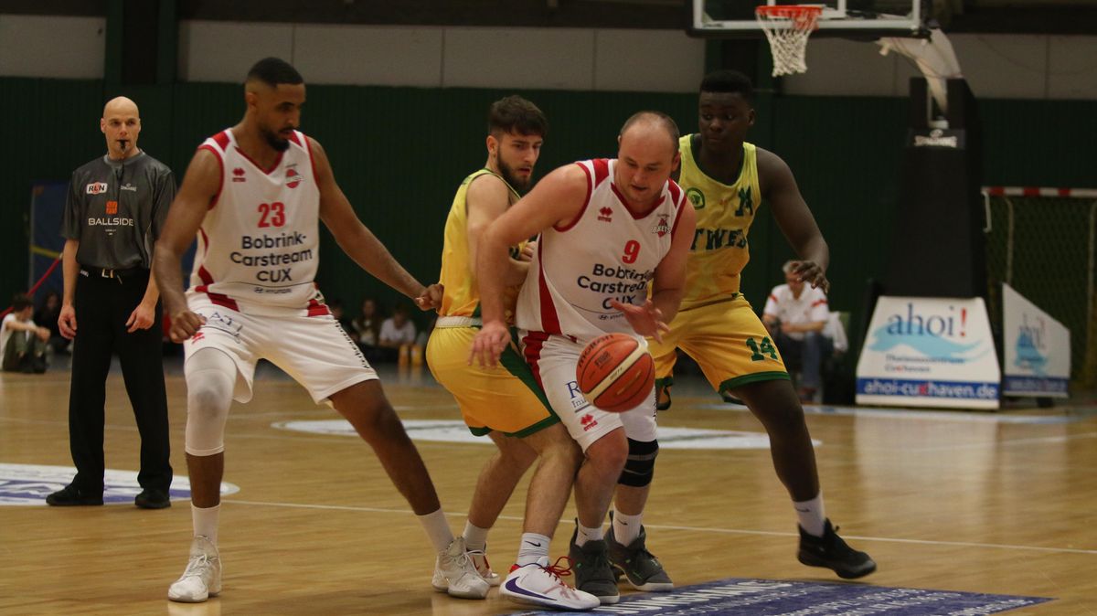 Neu-Baskets-Spieler Soufiene Guebellaqui (l.) freute sich am Ende mit Routinier Andreas Hasenkamm (am Ball) über den Heimsieg gegen den SC Rist Wedel II. Foto: Lütt