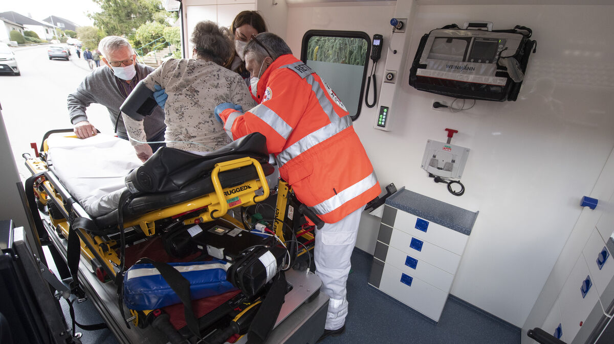 Die Notfallversorgung durch den Rettungsdienst wird in Zukunft nicht mehr durch beauftragte DRK-Verbände durchgeführt, sondern in Eigenregie durch eine gemeinnützige Gesellschaft des Landkreises Cuxhaven. Foto: Roessler / dpa
