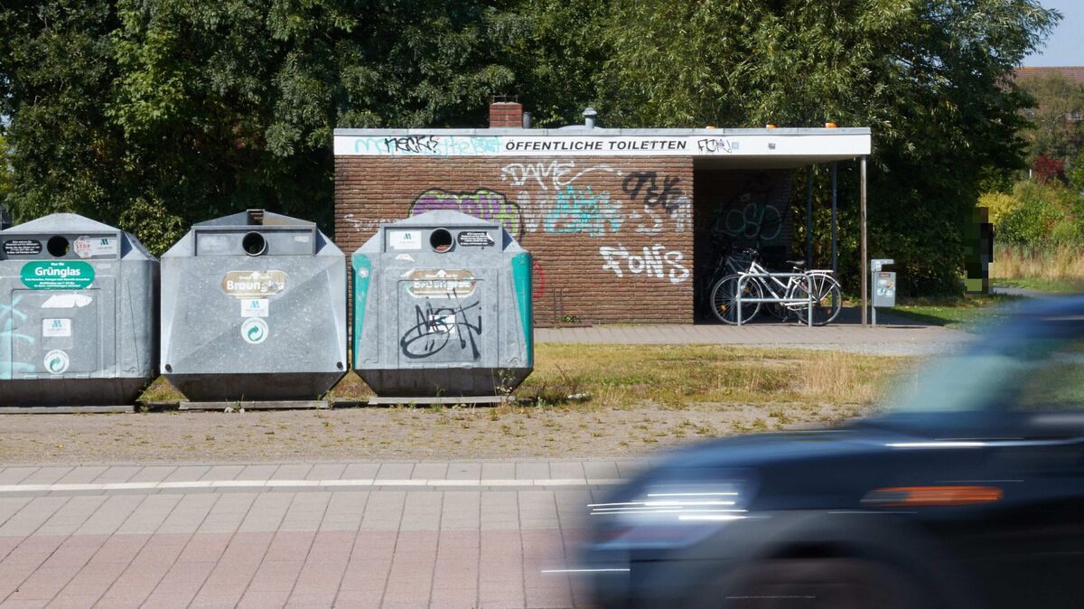 Aus dem Jahr 1970 stammend hat das WC-Gebäude auf dem Wochenmarktplatz definitiv schon bessere Tage gesehen. Dass die Toilette durch einen Neubau ersetzt werden soll, hat aber auch mit der Absicht zu tun, eine behindertengerechte und energetisch zeitgemäße Anlage zu schaffen. Foto: Koppe