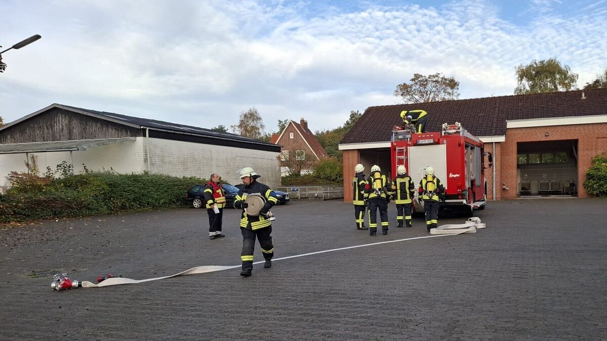Beide Lehrgänge bestehen aus Praxisunterricht mit anschließender Abschlussprüfung. Auf dem Bild ist ein Löschangriff zu sehen. Insgesamt müssen neun Prüfungssituationen abgearbeitet werden. Foto: Lange