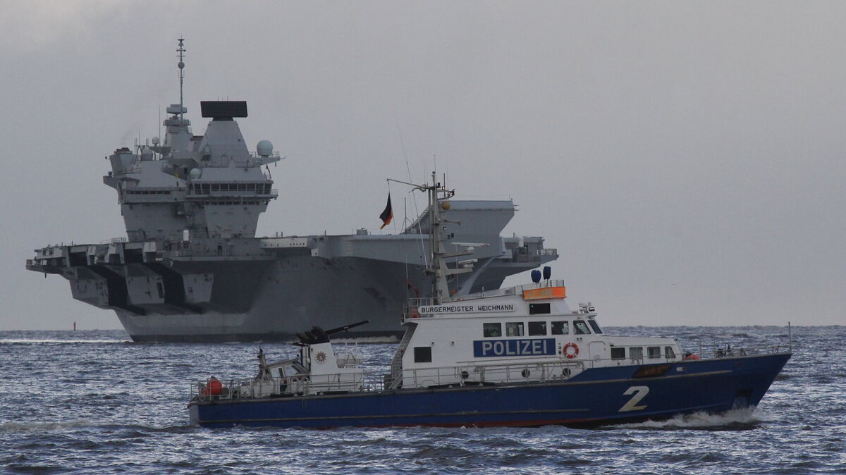 Das Boot der Wasserschutzpolizei "Bürgermeister Weichmann" empfing den Flugzeugträger HMS Queen Elizabeth vor Cuxhaven. Foto: Reese-Winne