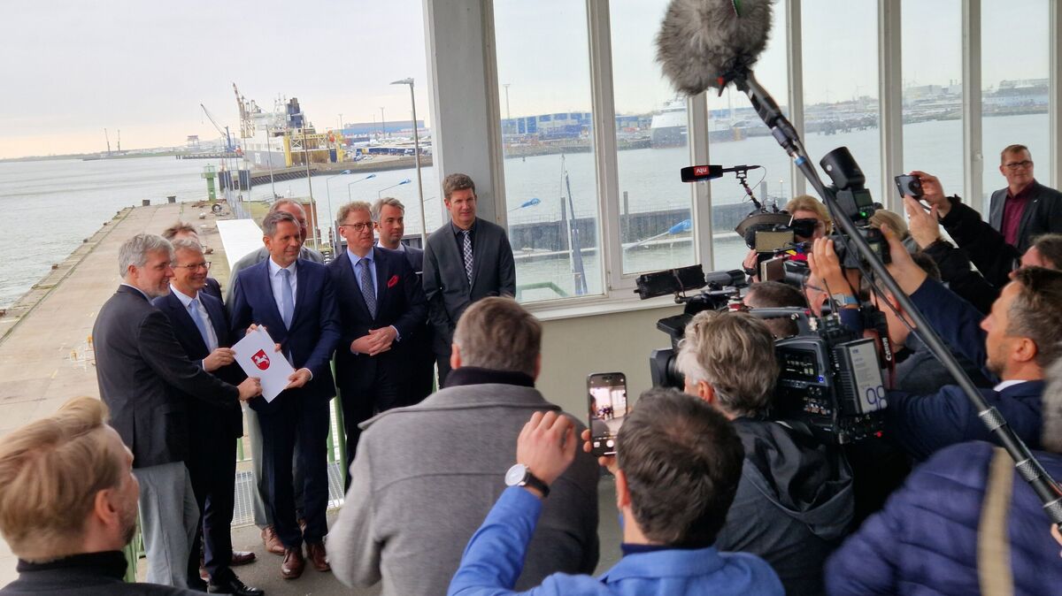 Medienrummel in Cuxhaven. Die Baufirmen stehen fest, das Geld ist da. Zwei Cuxhavener Unternehmen steuern 100 Millionen zum Bau der Liegeplätze bei und ermöglichen so den Baubeginn im Februar. Foto: Larschow