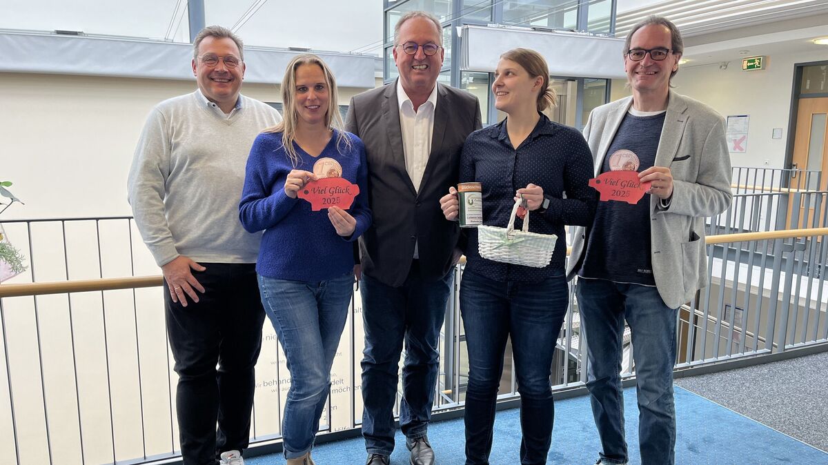 Traditionell erwirbt Cuxhavens Oberbürgermeister Uwe Santjer (M.) das erste CN-Glücksschweinchen. Es freuen sich mit: CNV-Geschäftsführer Ralf Drossner (l.), Franziska Schwedler (2.v.l.) vom Kinderhospiz Cuxhaven, CNV-Lesermarketing-Teamleiterin Lena Allmendinger (2.v.r.) und Jörg Peters (r.) von der Hospizgruppe Cuxhaven. Foto: CNV