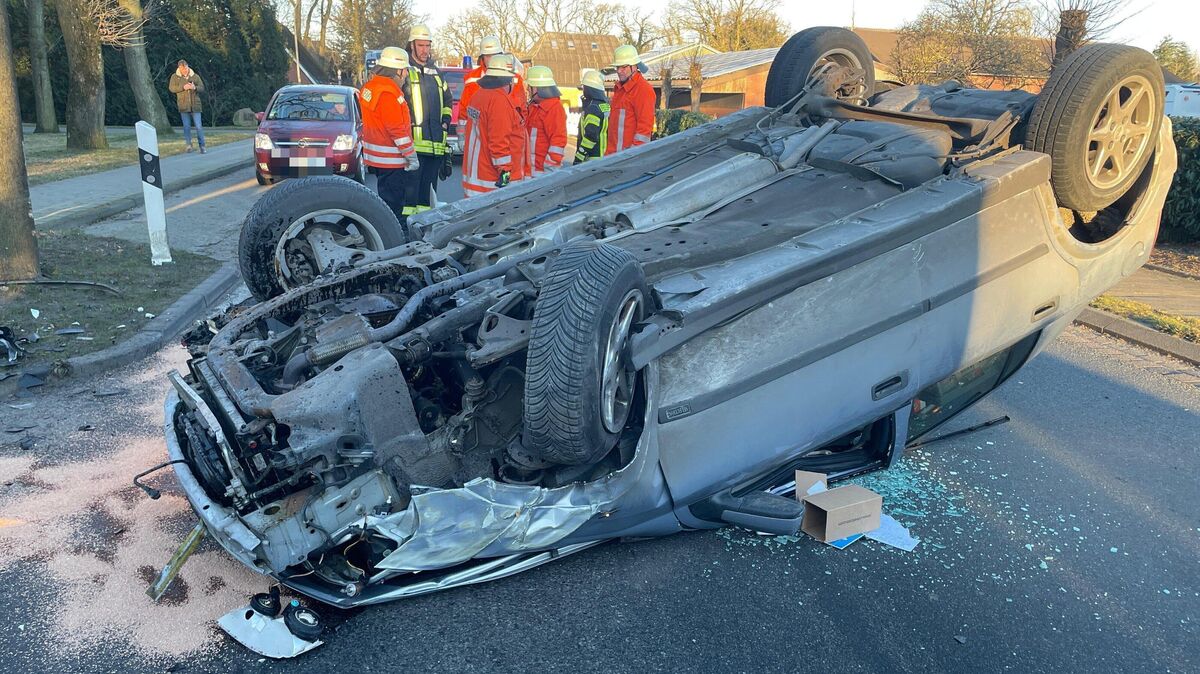 Nachdem der Fahrer einen Bordstein touchiert und einen Baum gestreift hatte, kippte das Fahrzeug um und blieb stark beschädigt auf dem Dach mitten auf der Fahrbahn liegen. Foto: Lange
