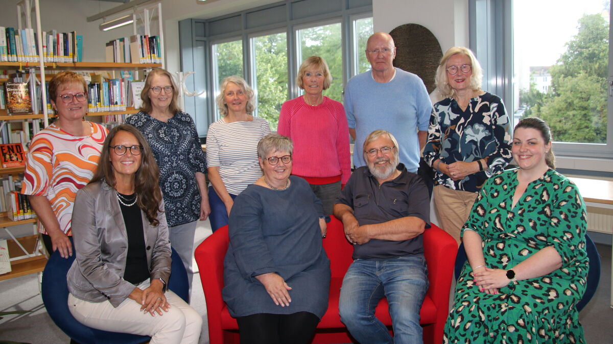 Der neue Vorstand des Fördervereins „Deine Bibliothek“ (von links nach rechts): Gabriele Hoffmann, Katrin Toetzke, Marita Hillmer, Ina Jäkel,  Ilka Hakenbeck, Gudrun Hinz, Rüdiger Pawlowski, Reinhard Hachmann, Erika Fischer und Stephanie Lüder. Gemeinsam wollen sie das Lesen stärken – in Cuxhaven, Otterndorf und unterwegs im Bücherbus.