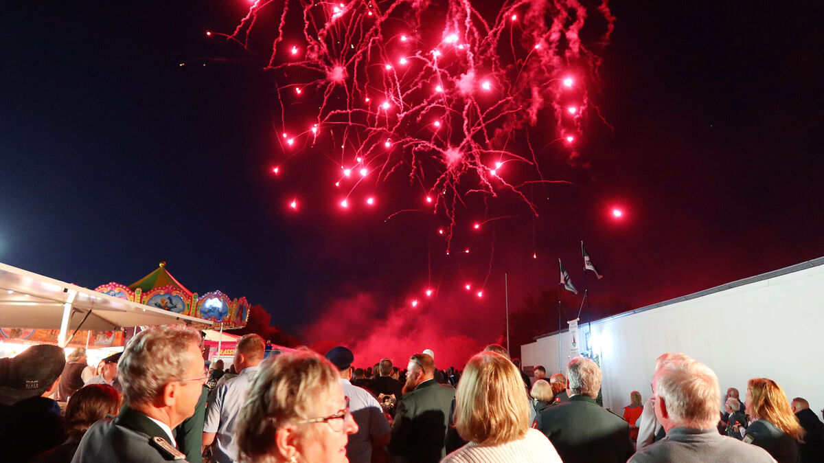 Krönender Abschluss: Das Brillantfeuerwerk erhellt den Altenbrucher Nachthimmel. Foto: Tonn