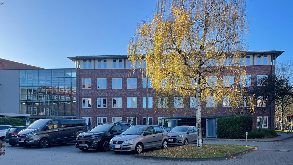 Zu wenig gespart? Die Personalaufwendungen im Cuxhavener Rathaus (Bild) waren Thema in der zurückliegenden Ratssitzung. Foto: Koppe