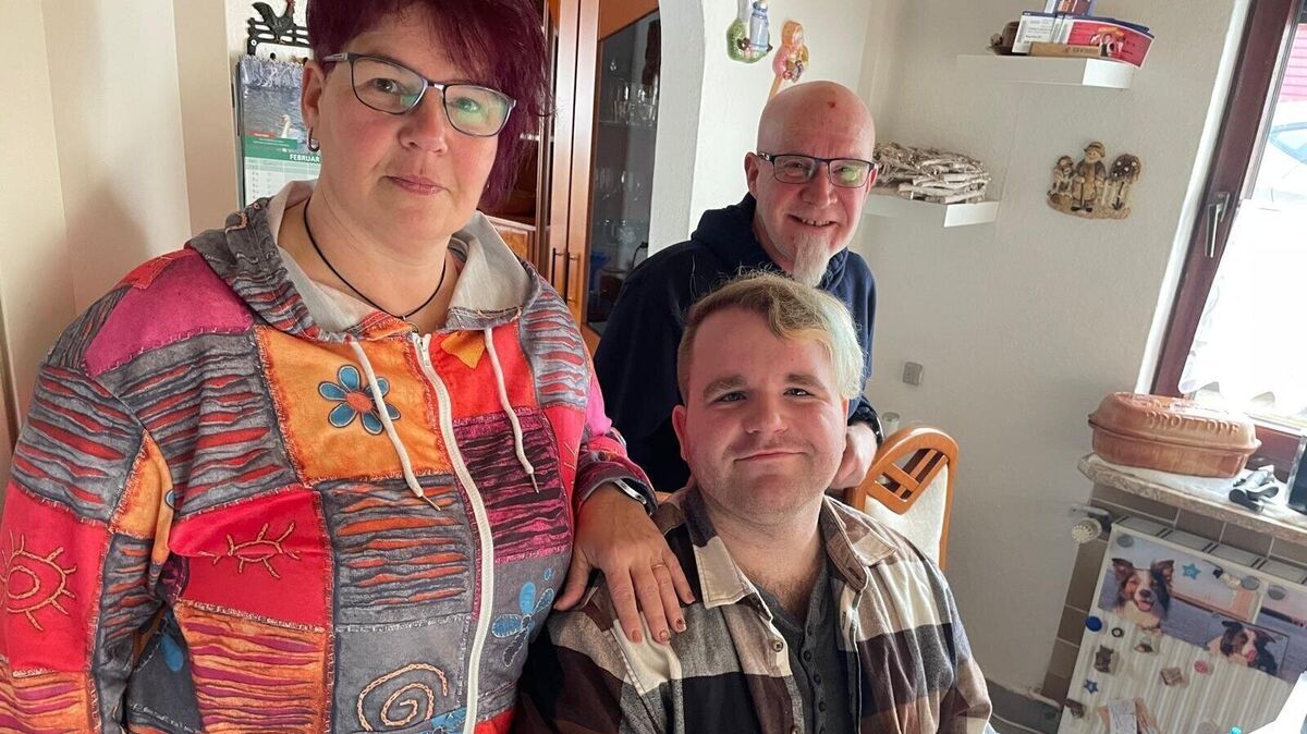 Überfallopfer Fabian mit seinen Eltern Daniela und Sven Kinder. Foto: Kramp