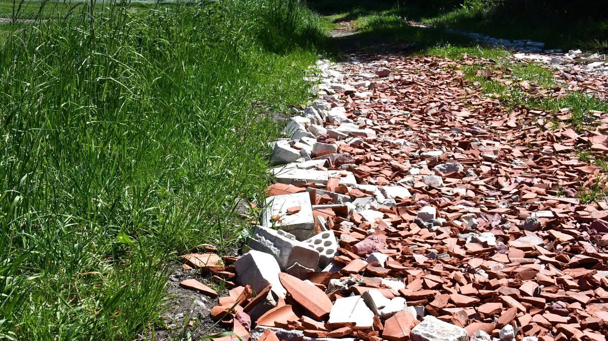Kalksandstein-Lochsteine und Dachziegel: Auf dem Wirtschaftsweg am "Aßbüttler Moor" zwischen Lüdingworth und Wanna soll diese Kombination für eine bessere Befahrbarkeit sorgen. Foto: Schröder