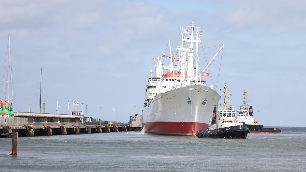 Die „Cap San Diego“ kommt zum Start der Sommerausfahrt an die „Seebäderbrücke“. Foto: Larschow