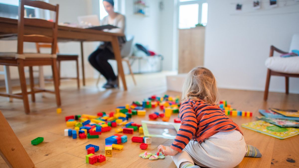 Derzeit gibt es in drei Kindertagesstätten in der Stadt und dem nördlichen Landkreis Cuxhaven Corona-Fälle. Dadurch sind weit über 100 Kinder derzeit in häuslicher Quarantäne. Foto: Stratenschulte/dpa