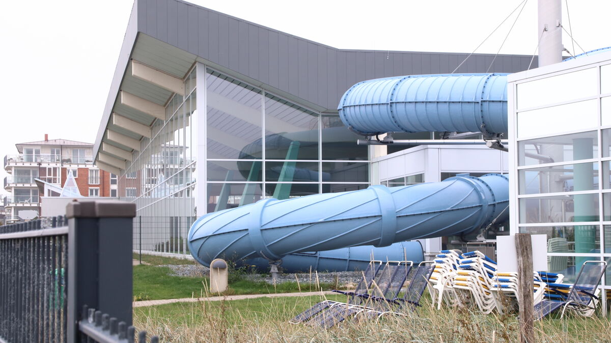 Vor 50 Jahren eröffnet: Das zunächst unter der Bezeichnung „Meerwasserbrandungsbad“ firmierende „ahoi!“-Bad in Duhnen. Zum Abschluss des Jubiläumsjahres gibt es schlechte Neuigkeiten: Der Beton von „damals“ wurde über die Jahre hinweg offenbar von der Chlor-/Salzwasseratmosphäre angegriffen. Foto: Koppe