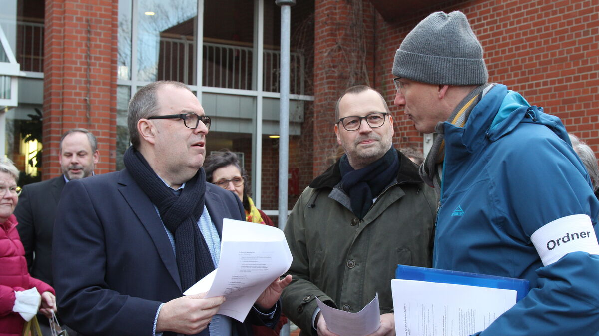 David Neufeld (r.), Mitglied des Elternbeirats, im Gespräch mit Landrat Thorsten Krüger (vorn links). Foto: Reese-Winne