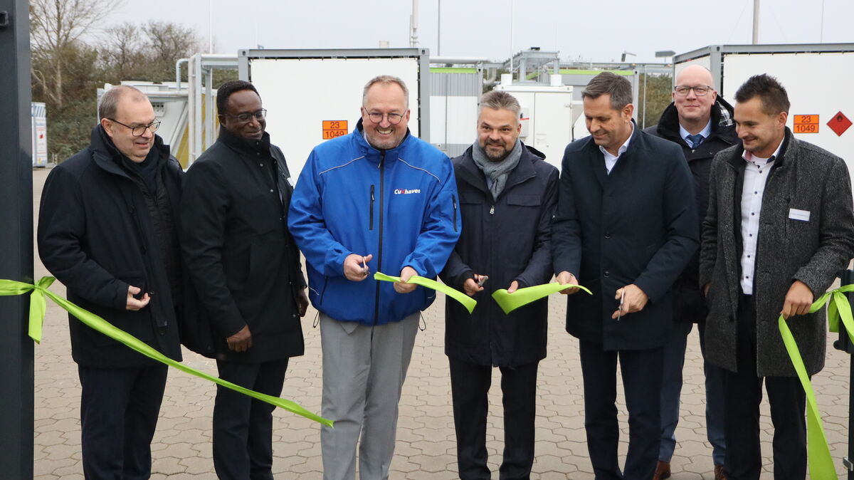 (v.l.n.r.) Landrat Thorsten Krüger, Robert Frimpong (Wintershall Dea), Oberbürgermeister Uwe Santjer, Jochen Kaufholt (Turneo), Niedersachsens Wirtschaftsminister Olaf Lies, Cuxhavens Wirtschaftsförderer Marc Itgen und Tobias Moldenhauer (EWE) bei der feierlichen Inbetriebnahme der Elektrolyseanlage. Foto: Fischer
