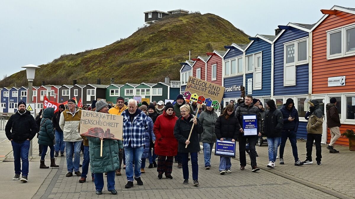 Dass Helgoland sich als bunte Gemeinde versteht, die vielen Nationalitäten ein Zuhause bietet, haben die Insulaner Anfang Februar bei einer Demonstration für Demokratie und Menschlichkeit bewiesen. Foto: Rauch