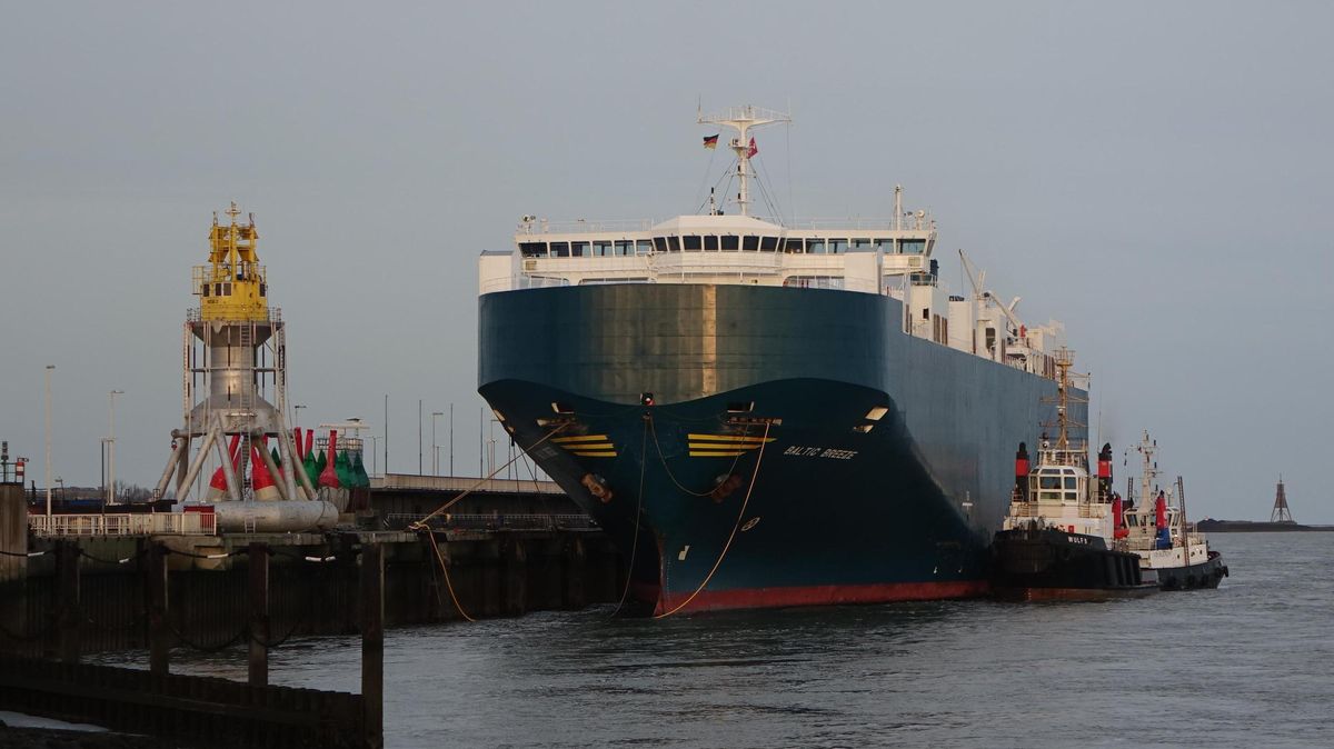 Der Autotransporter "Baltic Breeze" wird nach 35 Dienstjahren auf See im Hafen von Aliaga abgewrackt. Foto: Pejic