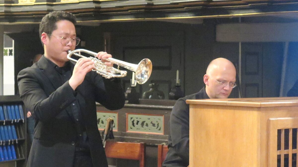 Die Zugabe musizierten sie im Kirchenschiff: der Trompeter Hyeonjun Lee (links) und der Konzertorganist Hansjörg Albrecht.