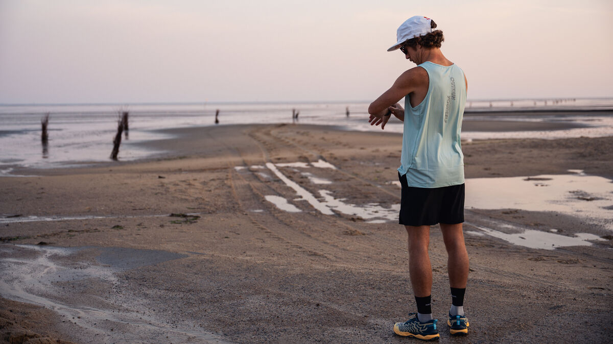 Ultraläufer Florian Neuschwander hat die Strecke im Watt vor Cuxhaven bereits getestet - und ist am 31. August auch am Start. Foto: Jan Malte Neuhaus / Red Bull Content Pool
