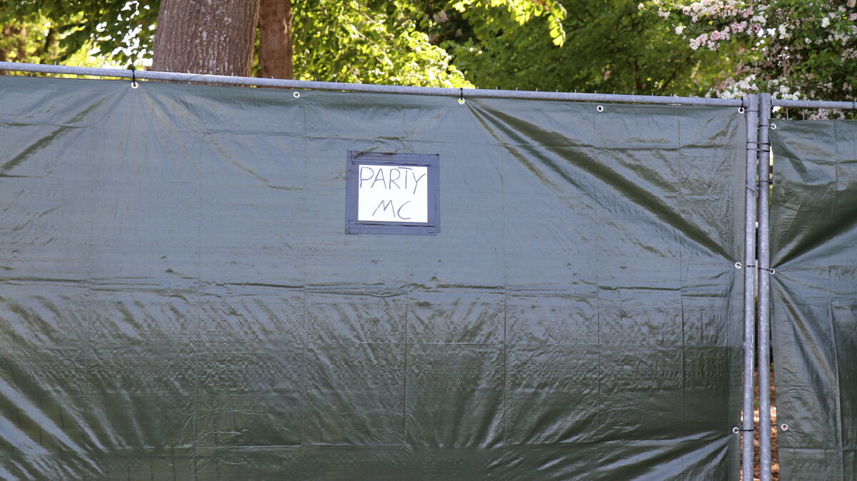 Das Veranstaltungsgelände, auf dem der Rockerclub "Bandidos" nach eigenen Angaben ein Vereinsheim eröffnet hat, war mit abgehängten Bauzäunen verbarrikadiert. Foto: Mangels