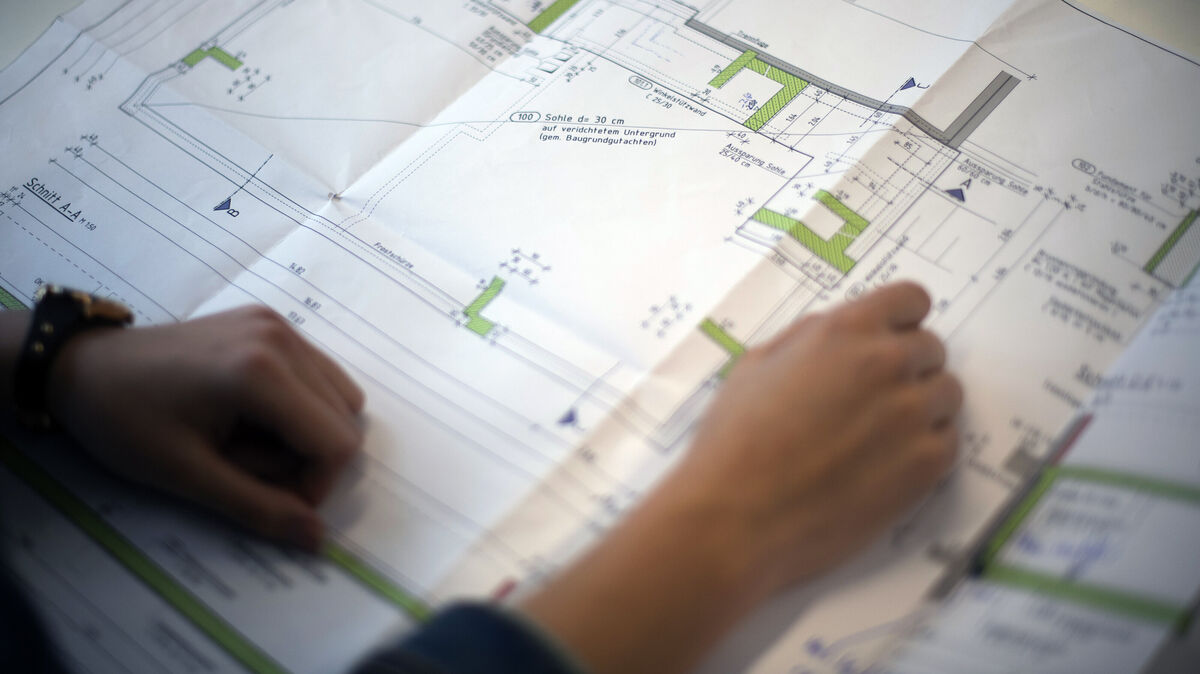 Noch können die Architekten und Bauzeichner nicht loslegen, wenn es um den Bau der "McDonald's"-Filiale in Hemmoor geht. In dieser Woche beginnt die vierwöchige Auslegungsfrist der Unterlagen, die für die Bauleitplanung und Baugenehmigung notwendig sind. Kurz vor Weihnachten endet die Frist, in der auch die Kritiker der Baumaßnahme ihre Bedenken offiziell in das  Verfahren einbringen können. Foto: Ina Fassbender/dpa