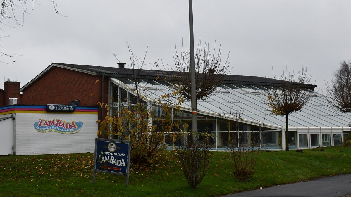 Das Lamstedter Hallenbad „Lambada“ wurde in den Jahren 1966 und 1967 erbaut und zu Beginn der 1990-er Jahre attraktiviert. Inzwischen hat sich die Gebäudesubstanz derart verschlechtert, dass es die Samtgemeinde durch einen Neubau ersetzen möchte. Foto: Schröder
