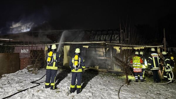 Großbrand in Armstorf: Lagerhalle steht in der Nacht in Flammen