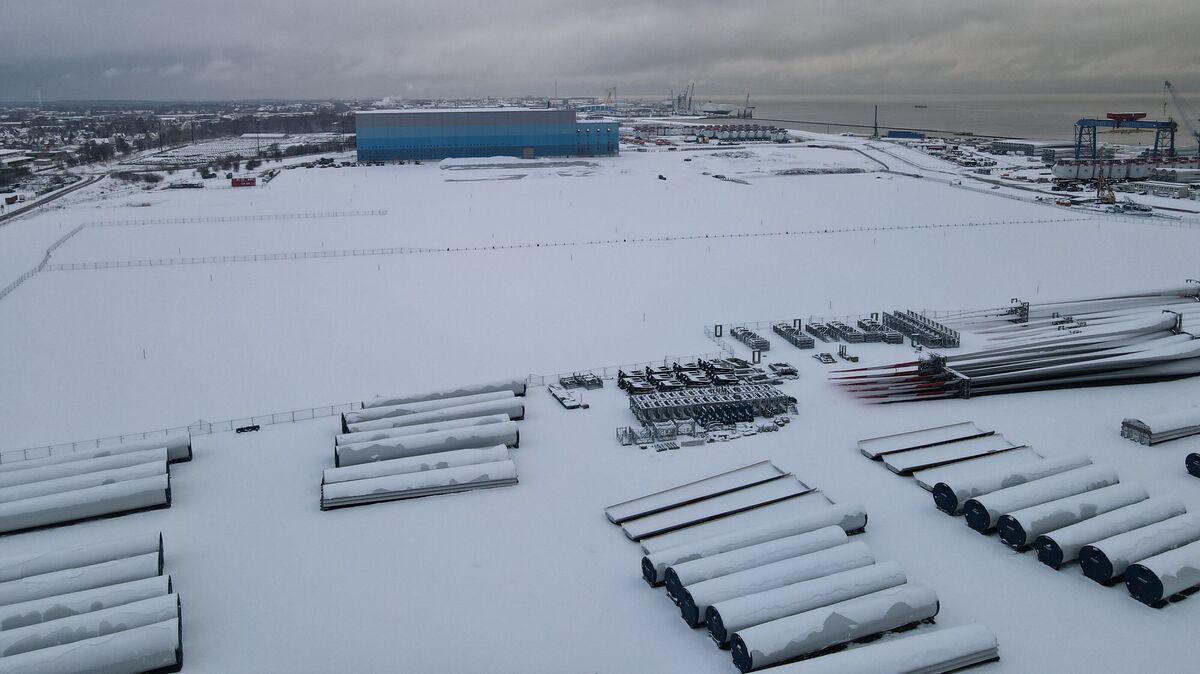 Die Schwerlastlagerfläche ist fertiggestellt. Auf einer Fläche von 35 Hektar steht nun die Basis für die Logistik- und Fertigungsabläufe. Foto: Titan Wind Energy