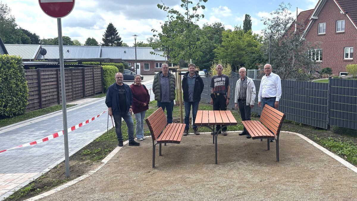 Unser Foto zeigt (v.l.) Ingo Jagemann (Büro Contur), Michaela Meyer (Ausschussvorsitzende im Hechthausener Gemeinderat), Uwe Kühlcke (Bauamt der Samtgemeinde Hemmoor), Heiko Schattenberg und Ralf Koitka (Firma Jacobs), Bürgermeister Erwin und Gemeindedirektor Jan Tiedemann bei einem Aufenthaltsplatz mit Bänken und Tisch, der ebenfalls im Rahmen der Baumaßnahme entstanden ist. Foto: Samtgemeinde Hemmoor