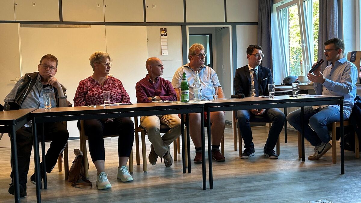 Diskutierten im Altenbrucher Gemeindehaus: V.l. Heiko Lüke (parteilos), Silke Tietje (SPD), Tobias Quos (Grüne), Peter Altenburg (Die Cuxhavener), Christoph Frauenpreiß (CDU) und Moderator Tim Larschow (CNV-Redaktion). Foto: Rohde