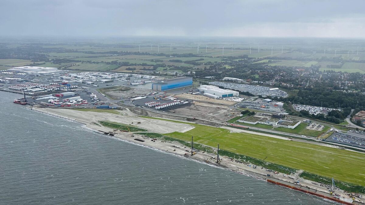 Das US-Unternehmen Unimacts siedelt sich im Offshore-Industrie-Zentrum Cuxhaven an. Neue Produktionshallen entstehen und Arbeitsplätze werden geschaffen. Foto: Makel