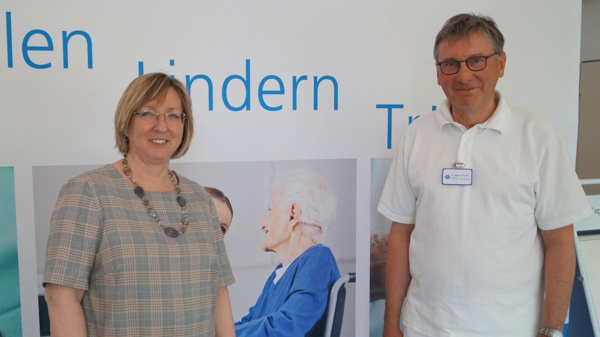 Ulrike Kömpe mit dem neuen Chefarzt Dr. Marcus Relitz. Foto: Capio