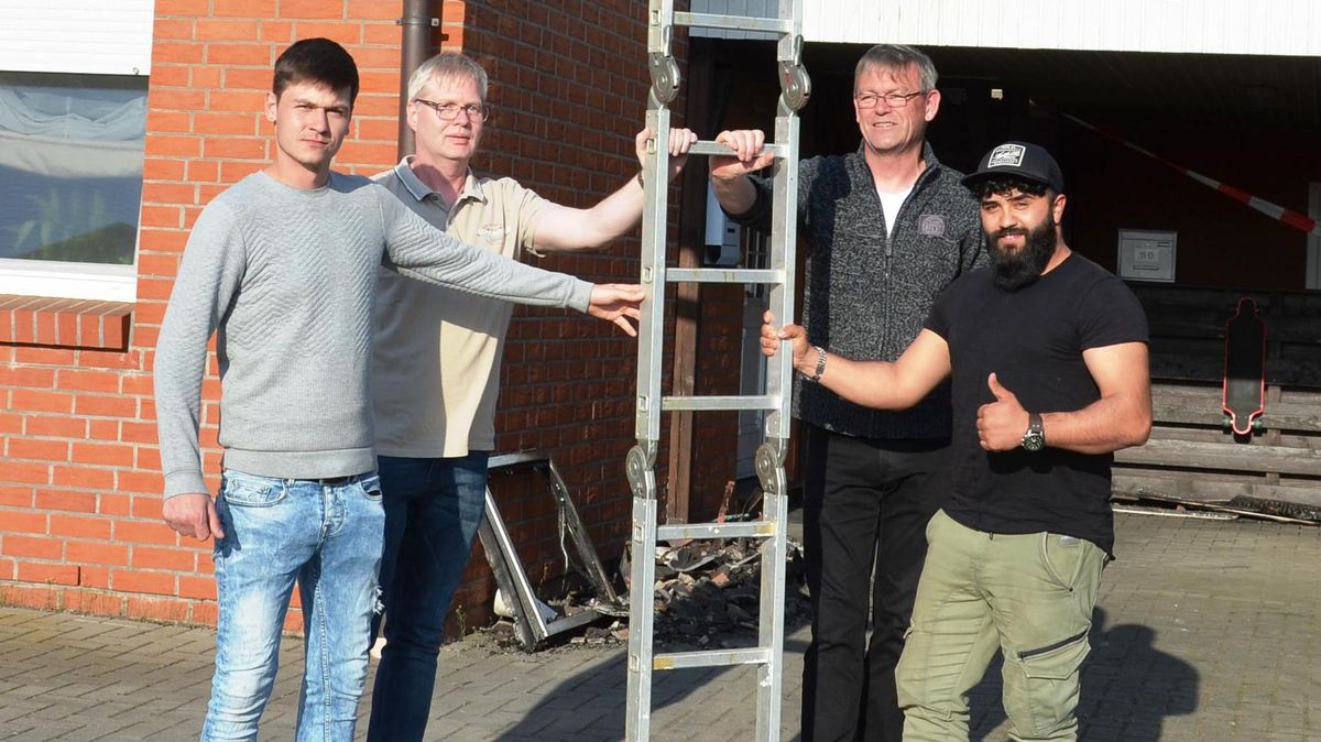 Die vier Retter Andy Dendorfer (24), Jürgen Badenius (50), Bart Kuijer (61) und Mentor Vocaj (32), v.l., aus der Nachbarschaft am Lamstedter Kornblumenkamp mit der von ihnen genutzten Leiter. Foto: Lange