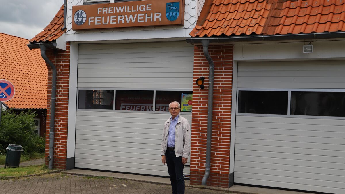 Bürgermeister Erwin Jark vor dem alten Feuerwehrhaus. Foto: Witthohn