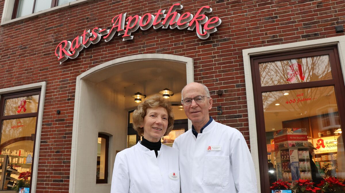 Abschied nach 46 Jahren: Andrea und Klaus-Rudolf Michaels übergeben die Rats-Apotheke in Otterndorf zum neuen Jahr an Nachfolgerin Maika Engelke. Das Apotheker-Paar bedankt sich bei seiner treuen Kundschaft und verspricht, der Medemstadt die Treue zu halten. Foto: Mangels