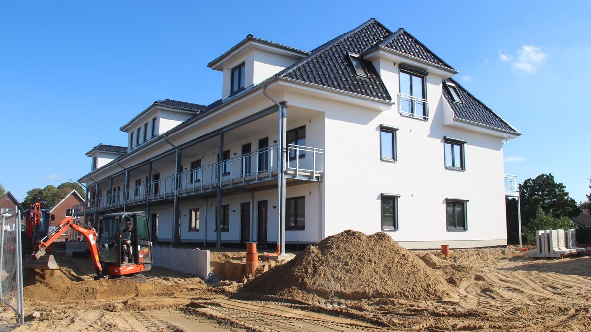 Das Mehrfamilienhaus in Cadenberge an der Bahn hat zwei Geschosse und ein mit Gauben ausgebautes Dachgeschoss. Foto: Kramp