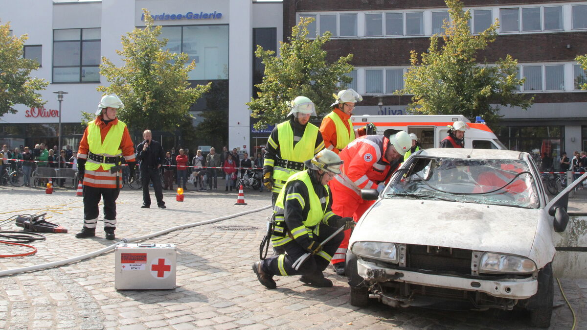 Eine Unfallsimulation mit Personenrettung; demonstriert bei einem der vorherigen Katastrophenschutztage. Auch für dieses Mal sind einige Vorführungen und Mitmachaktionen in Vorbereitung. Foto: Reese-Winne