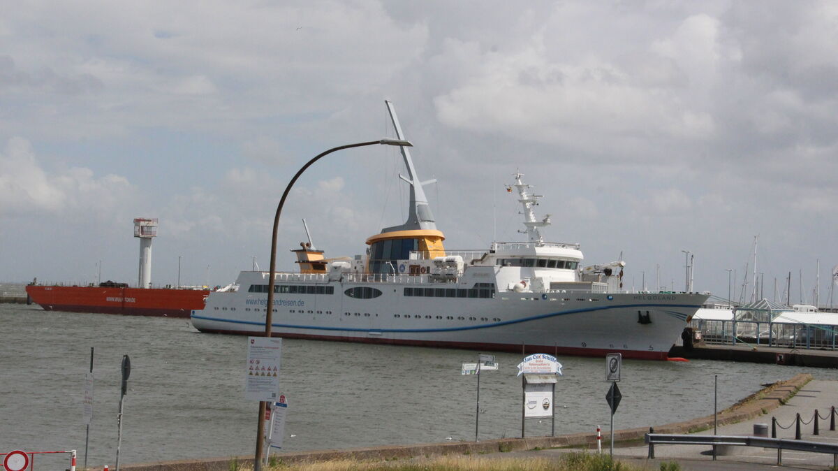 Die MS "Helgoland" im Fährhafen. Foto: Kramp