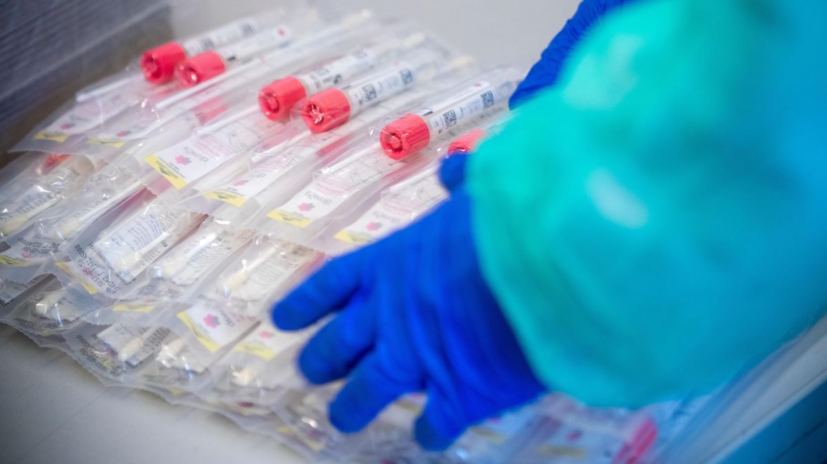 Im Landkreis Cuxhaven haben Tests am Mittwoch 41 Neuinfektionen mit dem Coronavirus ergeben. Foto: Jens Büttner/dpa