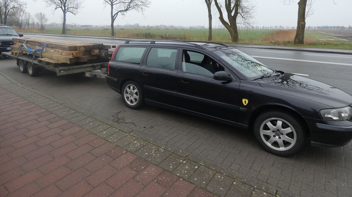 Das Zugfahrzeug ist laut Polizei durch die Beladung des Anhängers an der Vorderachse fast „ausgehebelt“. Foto: Polizei