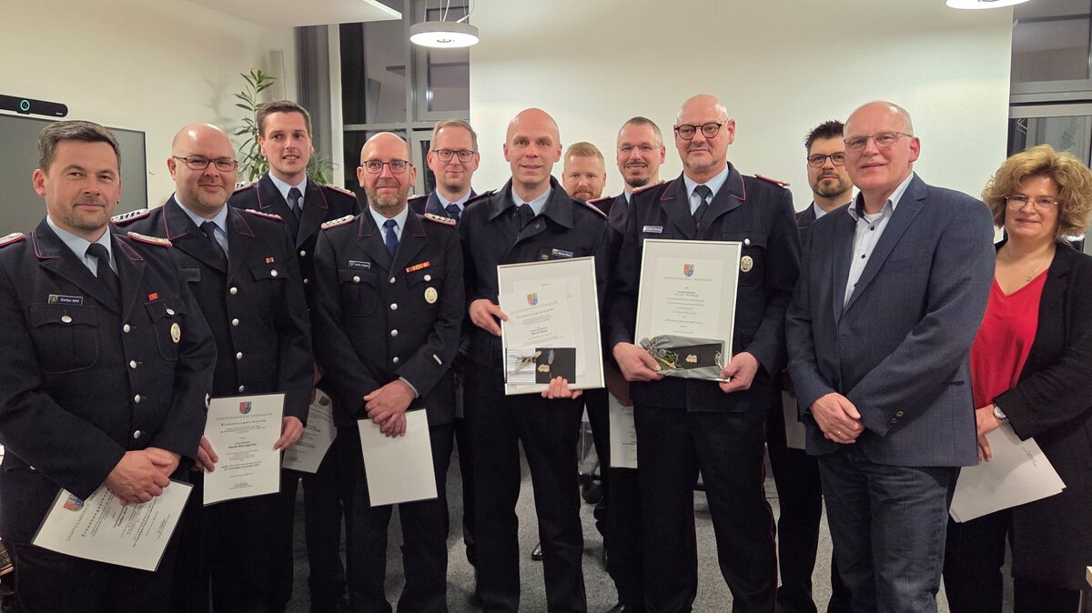Bürgermeister Jan Tiedemann (2 v.r.) ernennt die neuen Ortsbrandmeister der Freiwilligen Feuerwehren wie auch ihre Stellvertreter während der Samtgemeinde Ratssitzung in Hemmoor. Foto: Brettschneider