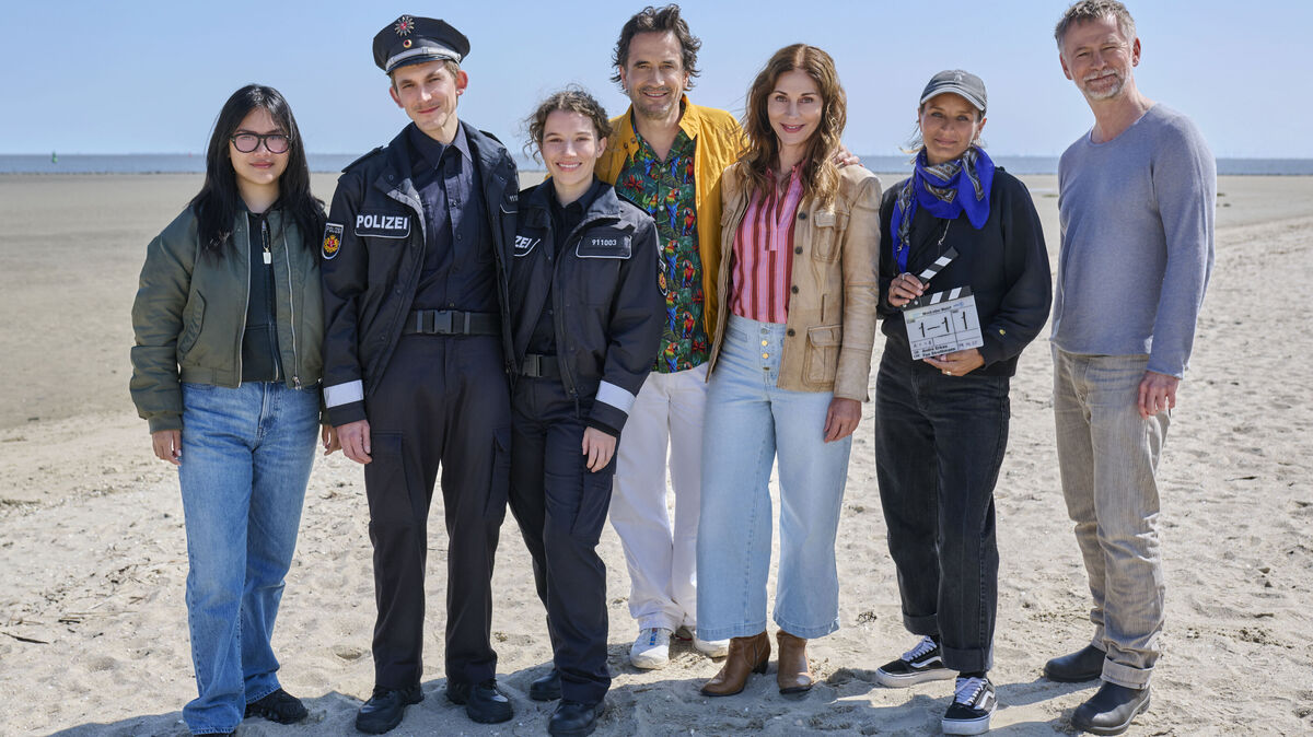 Schauspieler und Crew fühlen sich in Cuxhaven wohl (v.l.n.r.): My Cao (Producer), Joshua Seelenbinder, Antonia Bill, Oliver Mommsen, Ulrike C. Tscharre, Fee Strothmann (Kamera) und André Erkau (Regie). Foto: Michael Ihle